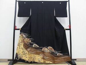 平和屋野田店■豪華黒留袖　駒刺繍　立波片輪車花文　暈し染め　金彩　逸品　n-kg6409