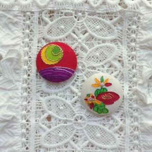 ハンドメイド　手刺繍　ブローチ　2点セット　和模様　花札　月(赤)