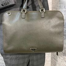 『美品 大容量』PRADA プラダ ビジネスバッグ トート ブリーフケース サフィアーノレザー 多機能 三角ロゴ グリーン系 メンズ A４収納可能_画像1