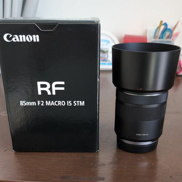 Canon (キヤノン) RF85mm F2 マクロ IS STM　元箱、フードあり