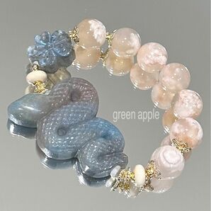 《妖精の石》蛇（トロレアイト）と花、桜瑪瑙のブレスレット　内径約15㎝　約13㎜玉