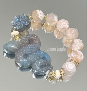 《妖精の石》蛇（トロレアイト）と花、桜瑪瑙のブレスレット　内径約15㎝　約13㎜玉