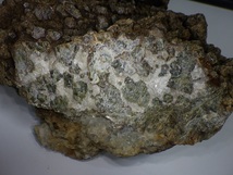パウエル石を含む珪灰石部分