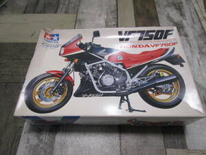  не использовался Tamiya Honda мотоцикл VF750F 1/12 1983 пластиковая модель текущее состояние товар craft сиденье упаковка ( 65YWW