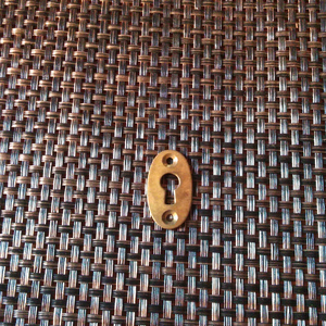 アンティーク金物　真鍮レトロ　楕円形鍵穴プレート28-16ｍｍ　オーバル　ドア用金具　キーホール　洋館　古民家