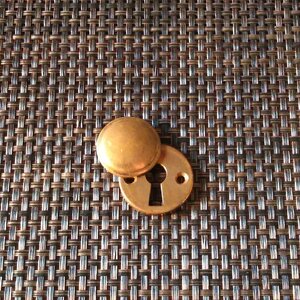 １点限り　アンティーク金物　真鍮レトロ　カバー付き鍵穴プレート　ドア用金具　キーホール　洋館　古民家