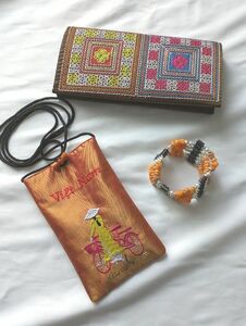 ベトナム雑貨(磁気ネックレスorブレスレット、ベトナム刺繍のサコッシュ、長財布)