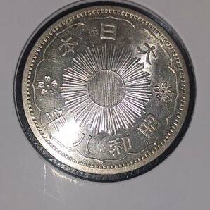 小型50銭銀貨（鳳凰） 昭和8年 未使用の画像1
