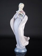 【扇屋】リヤドロ 花束を持つ婦人 高さ 約31.5cm 幅 約13.5cm×約8.5cm LLADRO フィギュリン 陶磁器 人形 西洋 女性 置物 F-1_画像2