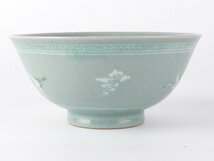 【扇屋】柳海剛(柳根瀅)作 高麗青磁 雲鶴文 茶碗 共箱 幅 約14cm 高さ 約6.5cm 茶道具 韓国人間文化財 tw-8_画像4