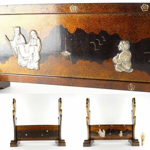 【扇屋】梨地 人物風景 象嵌 刀掛け 螺鈿細工入り 高さ 約42.5cm 幅 約47cm×約18cm 木製 脇差 武具 鍔