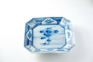 0184 Imari curtain end blue and white ceramics angle cut . plate 