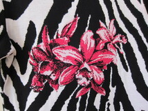 GEIGER オーストリア製　半袖　ジャケット　白黒抽象柄にローズ色の花　サイズ４０（Ｌサイズ位）　美品_画像3