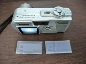 中古　コンパクトデジカメ ソニー DSC-P5 　光学3倍ズーム◆321万画素◆メモリーカード3個付き128MB2個8MB1個　動作確認済若干動きおかしい