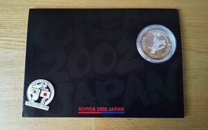 2002年日韓ワールドカップ記念　リベリア5ドル純銀貨　ピンバッジ付　3000枚限定