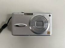 At100◆Panasonic パナソニック◆コンパクトデジタルカメラ DMC-FX01 LUMIX/ルミックス デジカメ シルバー バッテリー 充電器 動作品_画像2