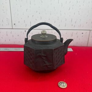  металлический чайник чайная посуда . чайная посуда чайная посуда заварной чайник антиквариат медь крышка металлический контейнер серебряный .