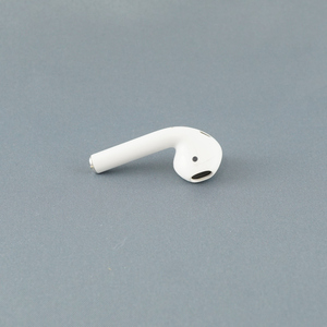 Apple AirPods エアーポッズ USED品 第一世代 右イヤホンのみ R 片耳 A1523 正規品 MMEF2J/A 完動品 V0328
