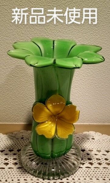 花びらがとてもステキな花瓶