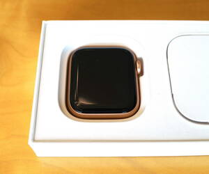 【未使用】Apple Watch SE 40mm GPS ゴールドアルミニウム スターライトスポーツバンド