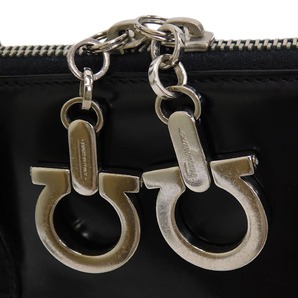 1円 ■ 極美品 フェラガモ 2wayバッグ BW-216653 ブラック系 エナメル ガンチーニ お出掛け Salvatore Ferragamo ■E.Boe.tl-23の画像9