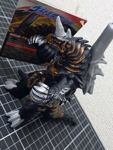 タグ付き バンダイ ウルトラ怪獣 96 爆撃骨獣 グルジオキング ソフビ ウルトラマン