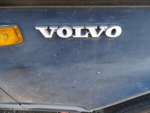 81997Volvo/240/K1366729/Emblemフェンダーペア”VOLVO”　　2404-240