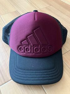 adidas メッシュキャップ　ボルドー／ブラック