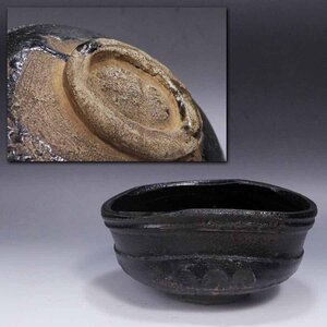 《源・委託品》(059)《江戸期・17世紀》織部黒 時代物 茶碗/箱付