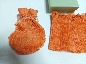 未使用　南太平洋諸島のお土産　オレンジ系プリーツのきんちゃく袋とブラトップ