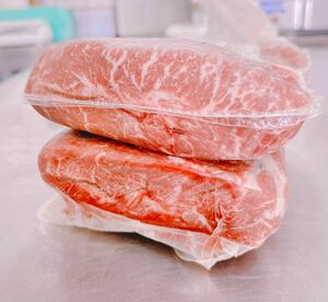 [ Гримм ki] редкий 1 иен старт Hokkaido производство чёрный шерсть мир корова мясо лопатки 2200g стейк BBQ барбекю подарок .. подарок по случаю конца года для бизнеса 