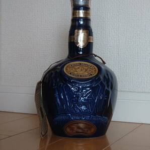 未開封品 ROYAL SALUTE ロイヤルサルート 21年 スコッチ ウイスキー 青陶器ボトル巾着袋付箱入 700ml ブレンディッドスコッチウイスキーの画像2