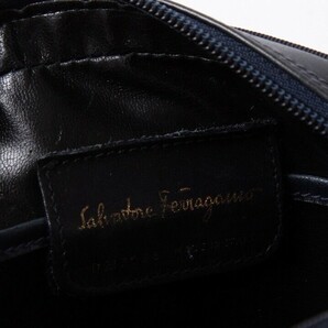 Ferragamo フェラガモ 中古 ショルダーバッグ ブラック レザー  皮 斜め掛け 黒 ファスナー 小さめ 内ポケットあり 年中の画像9