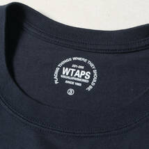 WTAPS ダブルタップス Tシャツ サイズ:L フロッキープリント カレッジロゴ クルーネック 半袖Tシャツ ネイビー 紺 トップス カットソー_画像3