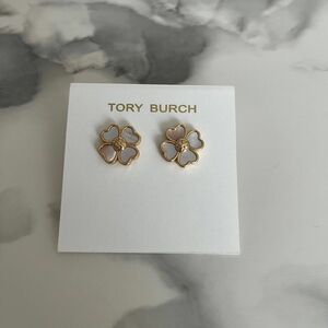 TORY BURCH スタッズピアス　花型四枚　ホワイト×ゴールド色