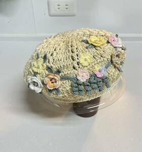 新作　ホワイトラメ手編みベレー帽(お花仕上げ)