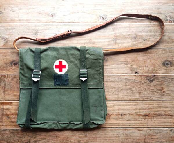 送料無料♪スウェーデン軍 vintage メディカルバッグ ショルダーバッグ 36×31×10㎝ キャンバス地 帆布 レザーストラップ ミリタリー 美品