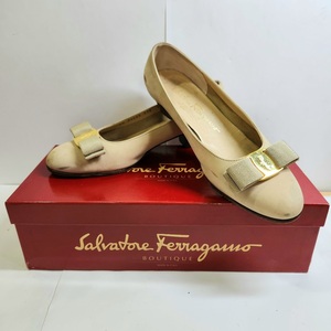 Y-05173K【1円スタート】フェラガモ レディース パンプス 5 1/2 リボン SalvatoreFerragamo 靴 ヒール 女性 履物 元箱 DR 23599