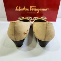 Y-05173K【1円スタート】フェラガモ レディース パンプス 5 1/2 リボン SalvatoreFerragamo 靴 ヒール 女性 履物 元箱 DR 23599_画像4