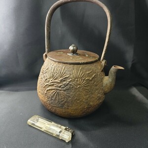 茶道具 鉄瓶 老松紋 明治骨董 鋳物 銅蓋 無銘 旧家蔵出し 送料無料 時代物
