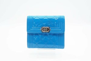 ☆安心の３大保証☆ Aランク ≪CHANEL シャネル/三つ折り財布≫ A80734 ボーイシャネル エナメル ブルー ロゴ コンパクト 極美品 送料無料