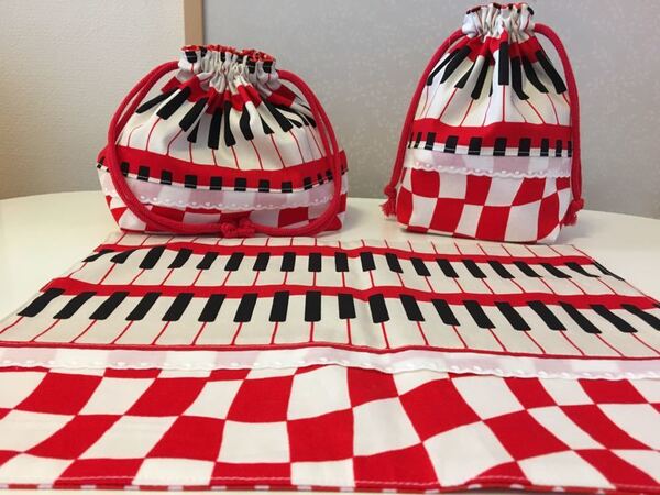 ●ハンドメイド●ピアノ*鍵盤 お弁当袋*コップ袋*ランチョンマット 赤