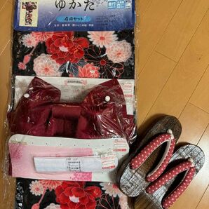 週末セール　ゆかた　花火　浴衣5点セット　新品　花柄　黒　赤　下駄22.0〜24.0センチ