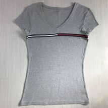 TOMMY HILFIGER トミー ヒルフィガー 半袖Tシャツ S ライトグレー 霜降り フラッグロゴ Vネック_画像2