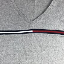 TOMMY HILFIGER トミー ヒルフィガー 半袖Tシャツ S ライトグレー 霜降り フラッグロゴ Vネック_画像4