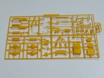 代引き可能! 大型ダンプシャーシ(黄色）一式 白マフラー ポリキャップ付き 垂れゴムシート付き アオシマ1/32_画像7
