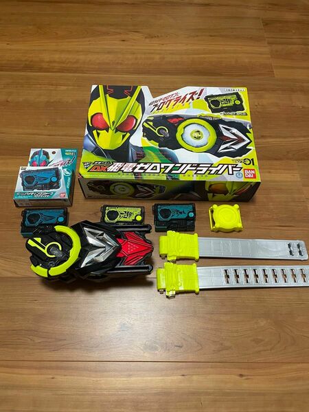 動作確認済み　箱、説明書付き　バンダイ BANDAI 仮面ライダーゼロワン　飛電ゼロワンドライバーとプログライズキー3個セット