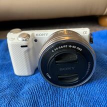 ★美品実働★ SONY ソニー　NEX-5T パワーズームレンズキット NEX-5TL/W （ホワイト）SDカード2ギガ、元箱、薄型ボディジャケットLCJ-EBA_画像2