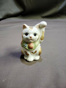 縁起物　九谷焼　招き猫　良峰作　手書き色絵金彩　可愛らしい猫　印　銘　開運運気上昇　金運アップ