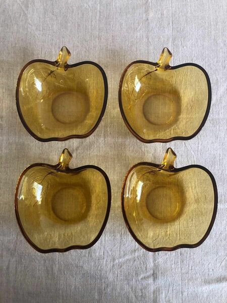 昭和レトロ　曽我ガラス　りんご型ガラス器　　　　　４個セット　　　※未使用品ですが小さいギズがあります。